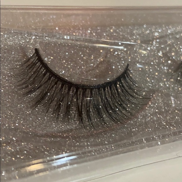 Natural eye lashes - Picture 3 of 3